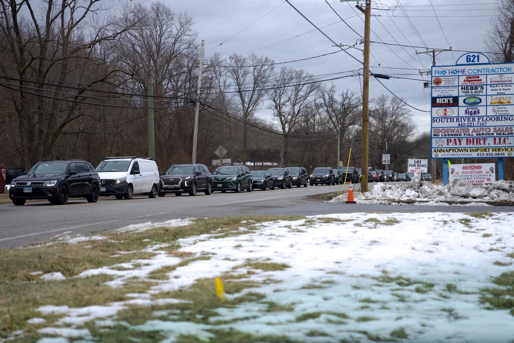 The line of cars slowly moves along Saturday morning on Central Avenue between Loch Haven and River Club Road after a gas leak forced a lane of traffic to close.