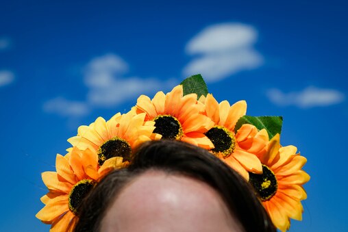 Jennifer Kelly wears a crown of Black-Eyed Susans on Preakness Day at Pimlico Race Course in Baltimore, Md. on Saturday, May 17, 2025.