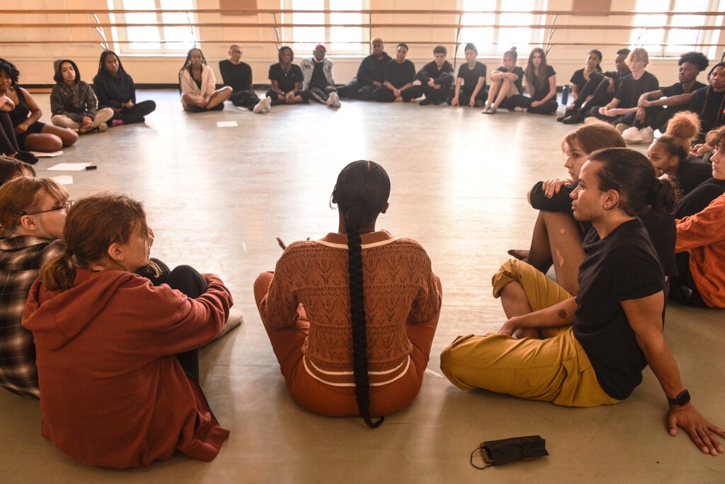 Baltimore School for the Arts alum Moses Ingram returned to her school to chat with current theater students. Ingram is in Baltimore filming Lady in the Lake.