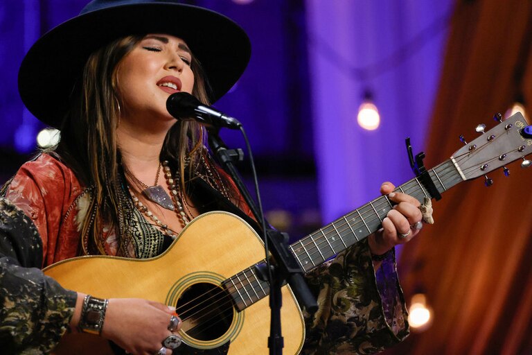 Country singer and songwriter Mindy Miller