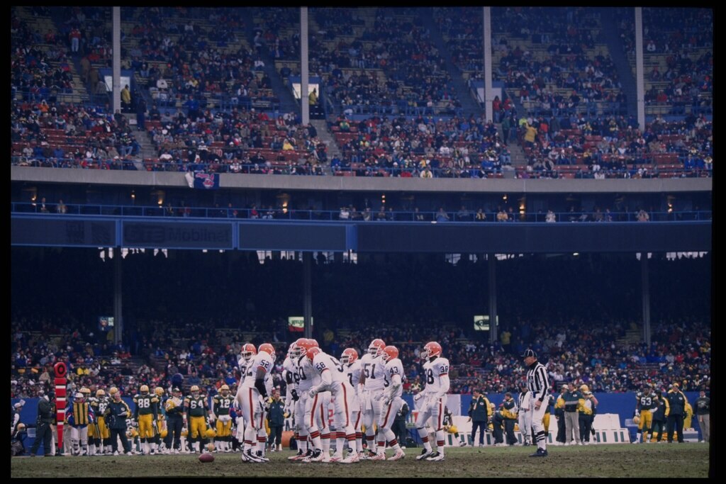 19 Nov 1995: The Cleveland Browns defense huddles together during the Browns 31-20 loss to the Green Bay Packers at Cleveland Stadium in Cleveland, Ohio.